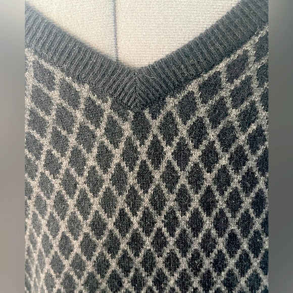 Jos. A. Bank Sz M Black & Gray Diamond Jacquard Pattern V-Neck Sweater Wool - Picture 6 of 16